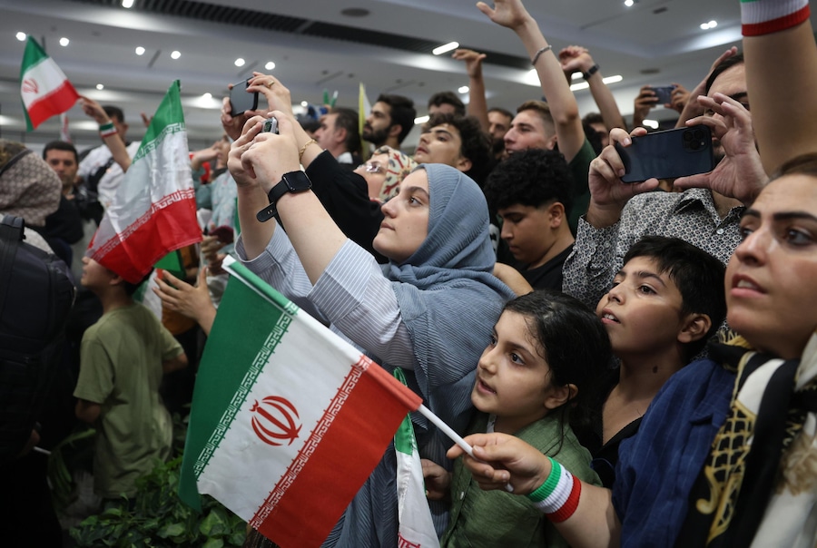 I tifosi iraniani attendono l'arrivo della nazionale iraniana di calcio al termine della sua partecipazione ai Mondiali FIFA 2026 all'aeroporto di Mehr Abad a Teheran, in Iran.  (EPA)