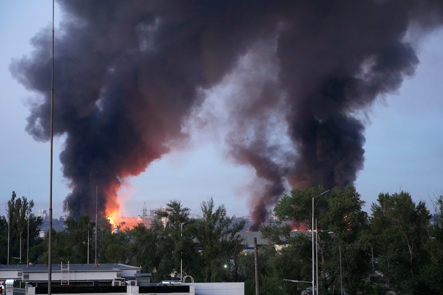 Il fumo si alza dopo un attacco russo a Kiev, in Ucraina. (APN)