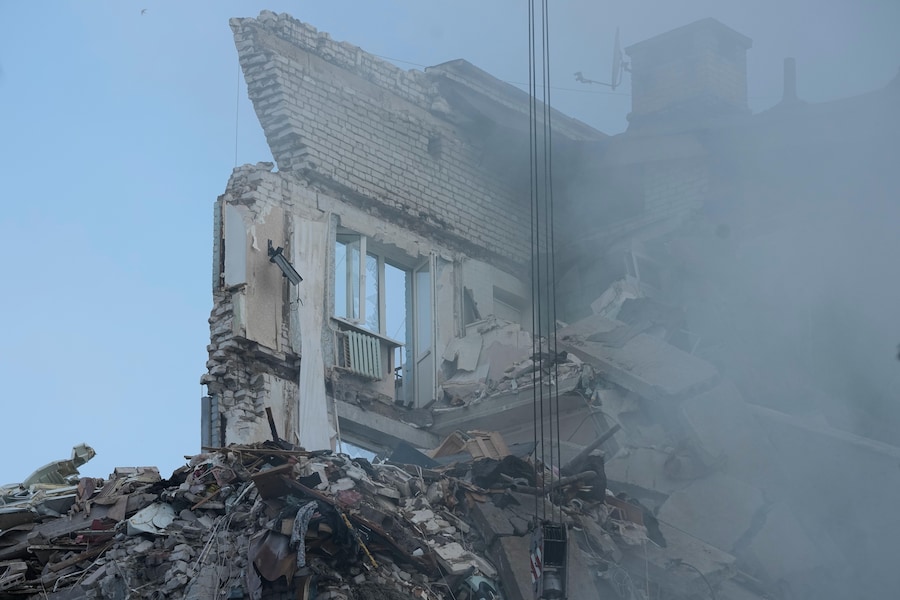 Un condominio residenziale danneggiato in seguito a un attacco russo a Kiev. (APN)