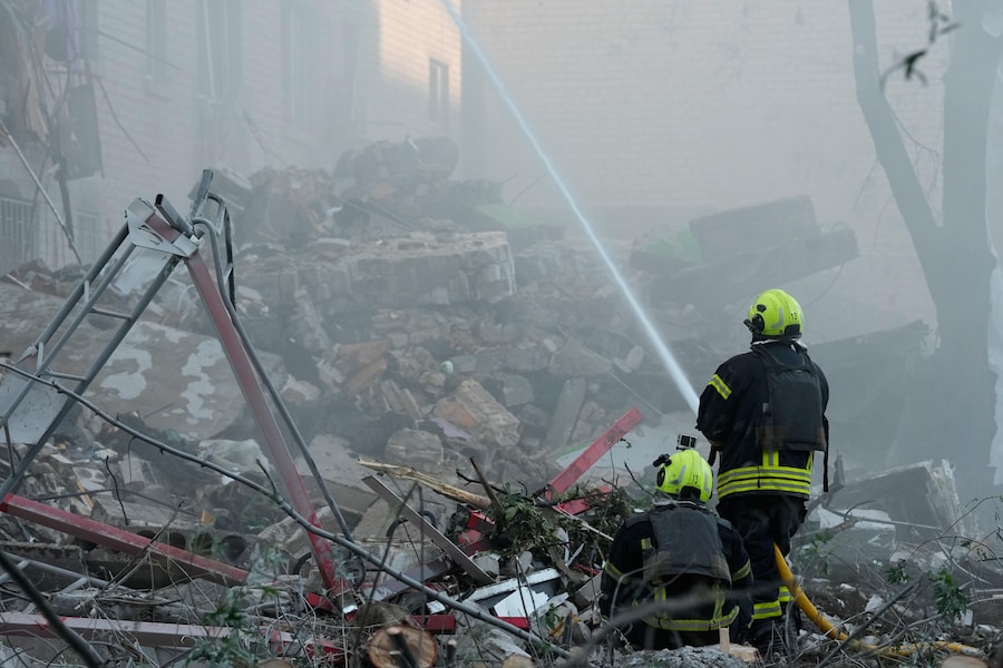 Il personale dei servizi di emergenza è al lavoro per spegnere un incendio scoppiato in seguito a un attacco russo a Kiev, in Ucraina. (APN)