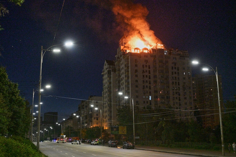 Un condominio in fiamme dopo un attacco missilistico russo a Kiev. (APN)