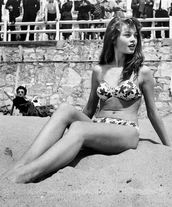 Brigitte Bardot in bikini a Cannes nei primi anni 50