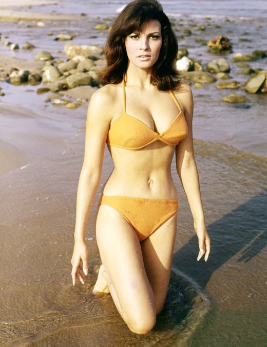 L’attrice americana Raquel Welch indossa un bikini arancione nel 1968