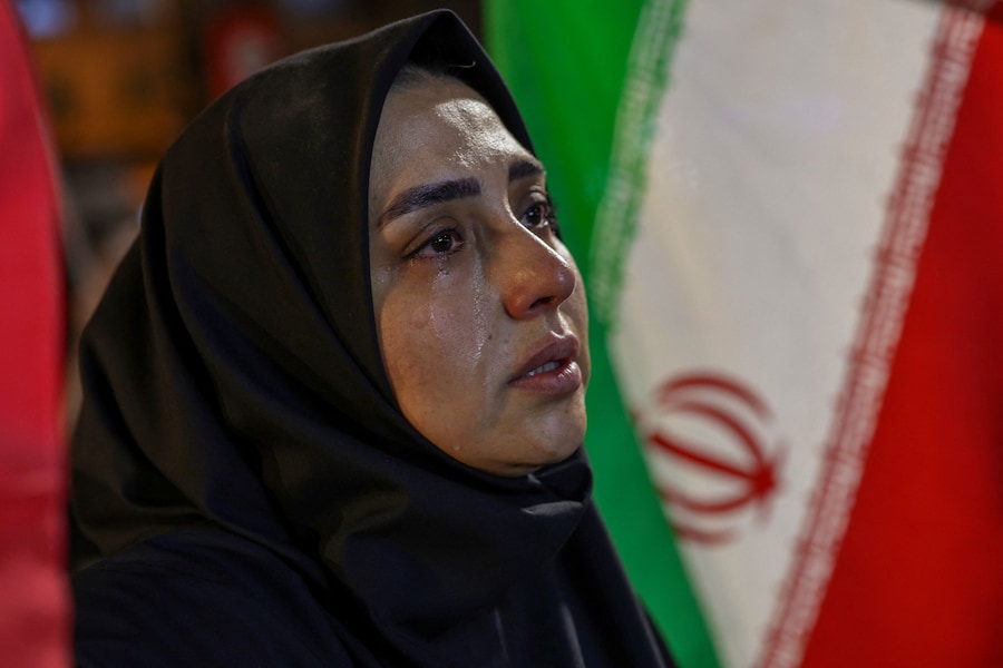 Una donna iraniana versa una lacrima mentre sono in corso i preparativi in vista della cerimonia di addio al defunto leader supremo dell’Iran, l’ayatollah Ali Khamenei, durante una manifestazione in Piazza della Rivoluzione a Teheran, in Iran. (REUTERS)