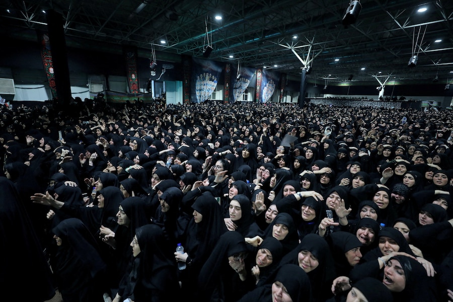 Persone in lutto durante una cerimonia di addio al defunto leader supremo iraniano, l’ayatollah Ali Khamenei, nei pressi dell’ufficio del defunto leader iraniano, a Teheran, in Iran. (via REUTERS)