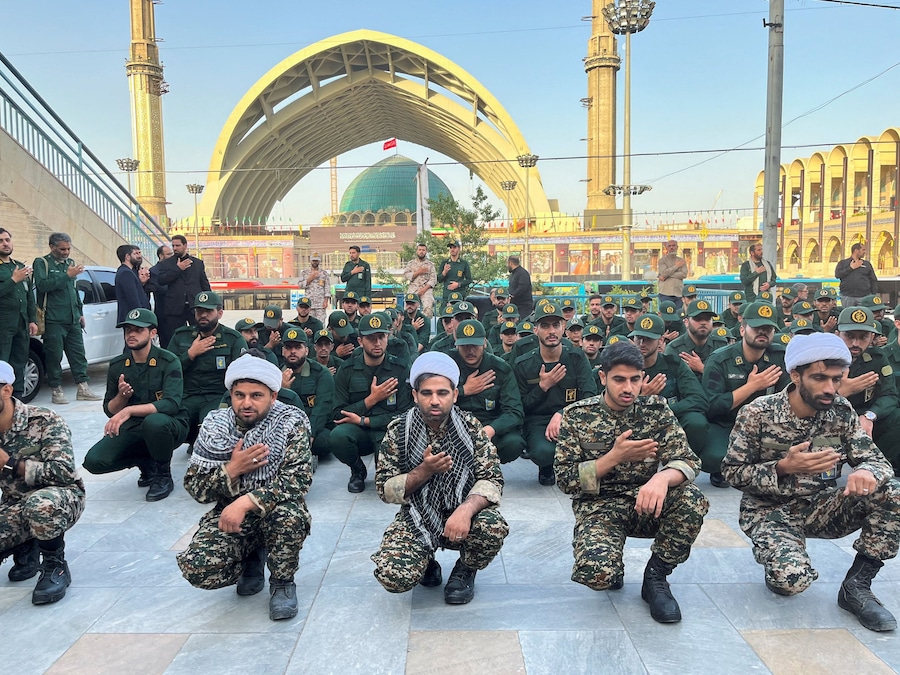 I membri delle forze paramilitari Basij si radunano nel giorno in cui i delegati internazionali partecipano alla cerimonia di addio per il defunto leader supremo iraniano, l’ayatollah Ali Khamenei, ucciso il 28 febbraio durante i raid aerei israeliani e statunitensi sull’Iran, presso la Grande Mosalla dell’Imam Khomeini a Teheran, Iran. (via REUTERS)