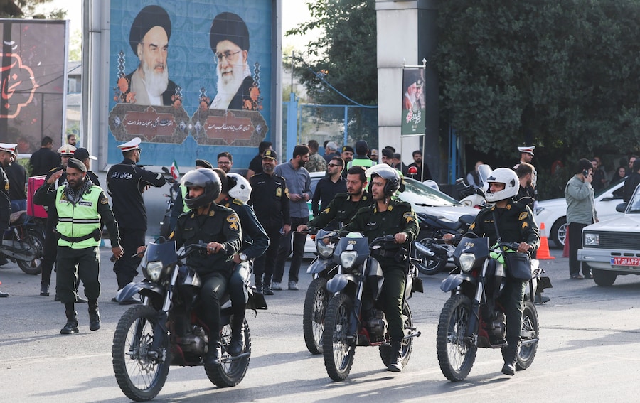 I membri delle forze speciali della polizia in sella alle loro moto nel giorno in cui i delegati internazionali partecipano alla cerimonia di addio per il defunto leader supremo iraniano, l’ayatollah Ali Khamenei, ucciso il 28 febbraio durante i raid aerei israeliani e statunitensi sull’Iran, all’esterno della Grande Mosalla dell’Imam Khomeini a Teheran, Iran. (REUTERS)