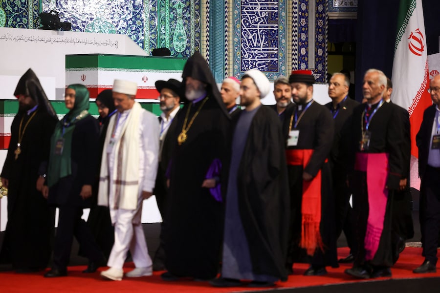 La gente passa davanti alle bare del defunto leader supremo iraniano, l’ayatollah Ali Khamenei, e dei suoi familiari, nel giorno in cui i delegati internazionali partecipano alla cerimonia di addio a Khamenei, ucciso il 28 febbraio durante i raid aerei israeliani e statunitensi sull’Iran, presso la Grande Mosalla dell’Imam Khomeini a Teheran, Iran. (via REUTERS)