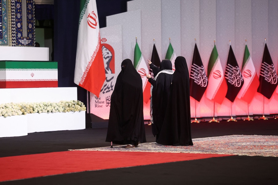 Alcune donne rendono omaggio davanti alle bare del defunto leader supremo iraniano, l’ayatollah Ali Khamenei. (via REUTERS)