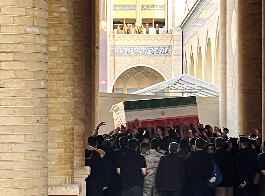 Funzionari iraniani e stranieri trasportano la bara del defunto leader supremo iraniano, l’ayatollah Ali Khamenei, durante una cerimonia che precede i suoi funerali di Stato presso l’Imam Khomeini Hussainiyah a Teheran, in Iran. (EPA)
