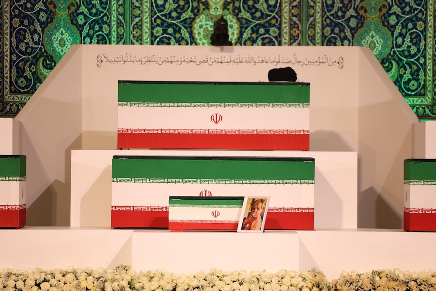 La bara del defunto leader supremo iraniano, l’ayatollah Ali Khamenei, e altre bare sono visibili prima dei suoi funerali di Stato presso l’Imam Khomeini Hussainiyah a Teheran, in Iran. (EPA)