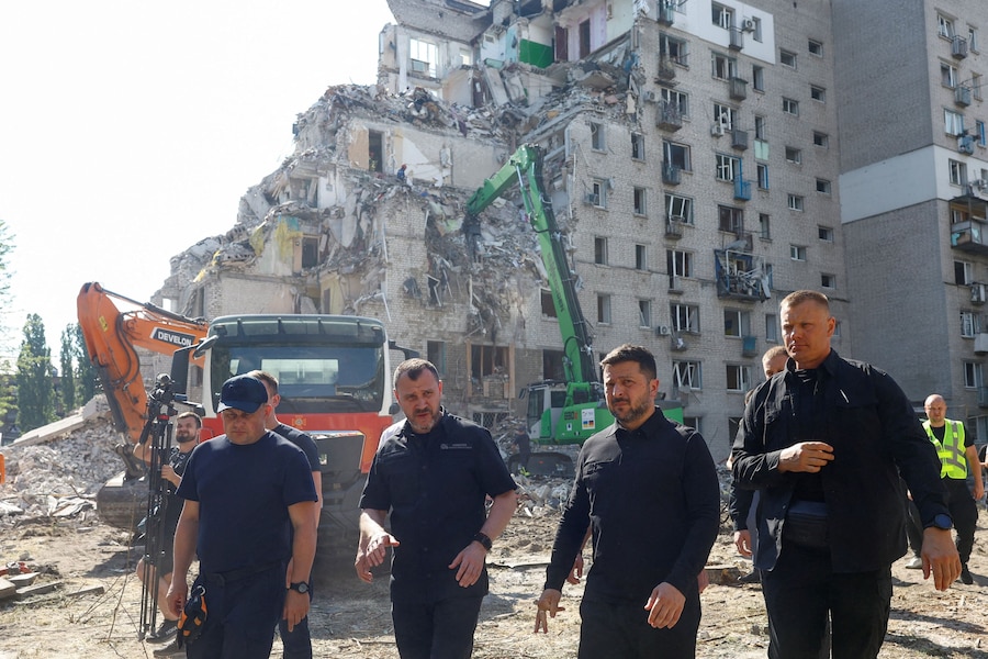 Il presidente ucraino Volodymyr Zelensky cammina insieme al ministro dell’Interno Ihor Klymenko durante una visita a un condominio danneggiato da attacchi russi con missili e droni avvenuti nella notte, nel contesto dell’offensiva russa contro l’Ucraina, a Kiev (REUTERS)