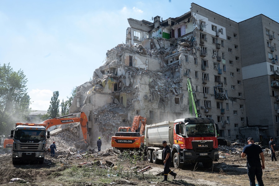 I soccorritori sgomberano le macerie dopo che missili russi hanno colpito edifici residenziali durante un massiccio attacco aereo a Kiev (APN)