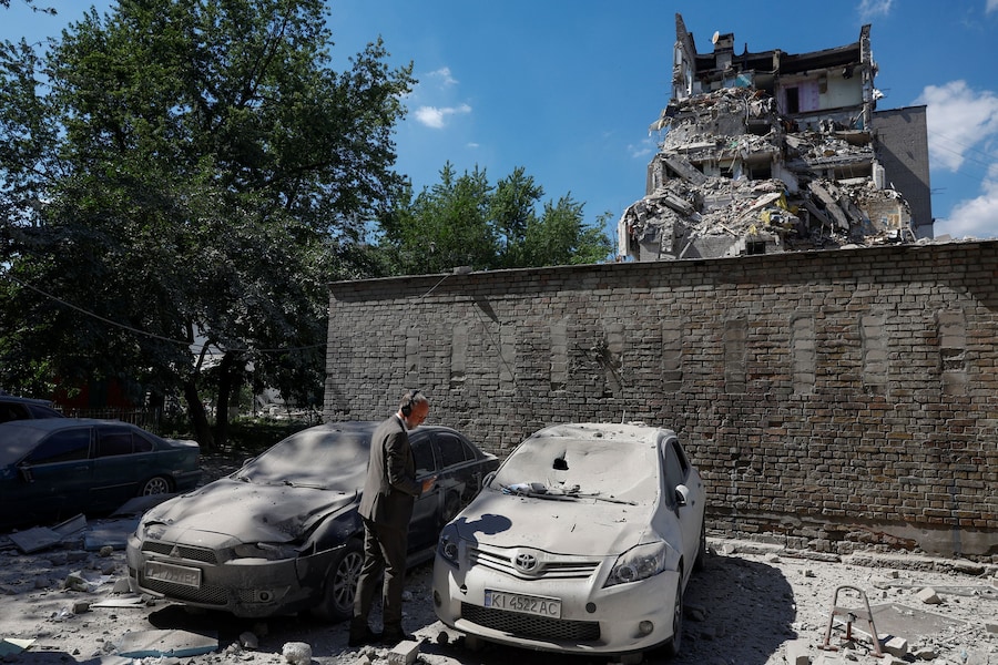 Un membro di una missione diplomatica in Ucraina visita il luogo in cui sorgeva un condominio colpito durante i recenti attacchi russi con missili e droni, nel contesto dell’offensiva russa contro l’Ucraina, a Kiev (REUTERS)