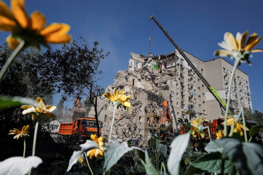 I soccorritori sono al lavoro presso un condominio danneggiato da un attacco russo con missili e droni a Kiev (REUTERS)