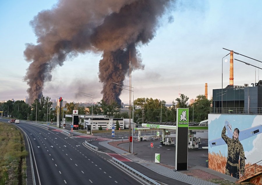 Del fumo si alza sulla città dopo un attacco russo con missili e droni a Kiev (REUTERS)