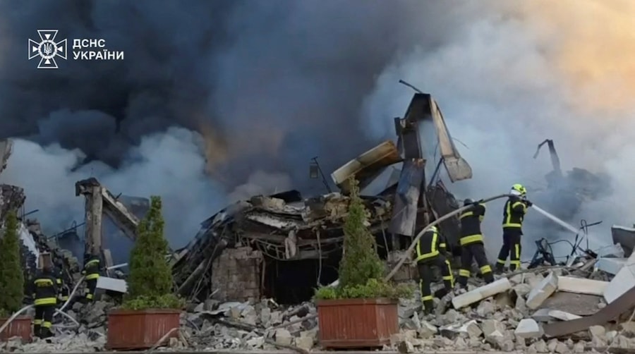 Vigili del fuoco tentano di spegnere un incendio a seguito di attacchi russi notturni con missili e droni in una località indicata come Kiev, in Ucraina (via REUTERS)