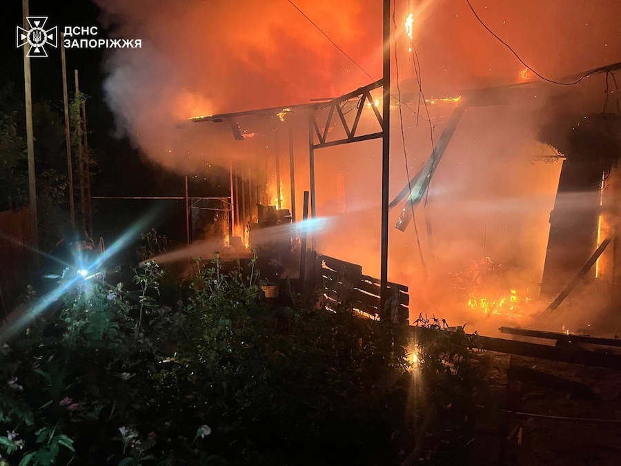 In questa foto diffusa dal Servizio di emergenza ucraino, il personale dei servizi di soccorso è al lavoro per spegnere un incendio a seguito di un attacco aereo russo nella regione di Zaporizhzhia, in Ucraina (APN)