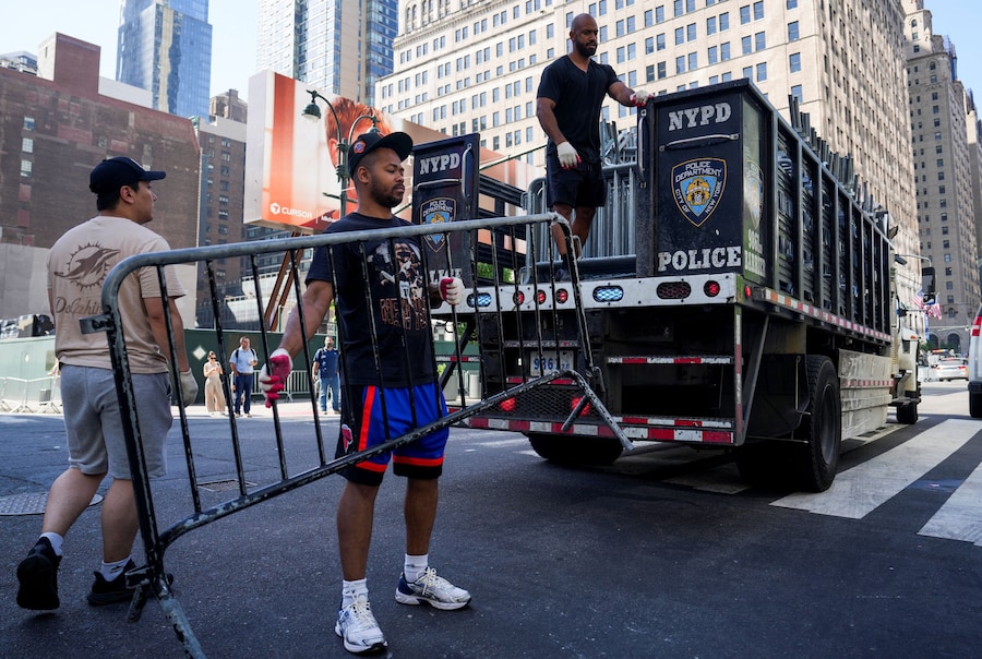 Gli operai installano transenne metalliche al Madison Square Garden, in vista del matrimonio tra la cantante Taylor Swift e il giocatore della National Football League (NFL) Travis Kelce, a New York. (REUTERS)