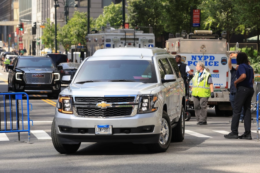 Un SUV Chevrolet arriva al Madison Square Garden, probabilmente con Taylor Swift come passeggera. (REUTERS)