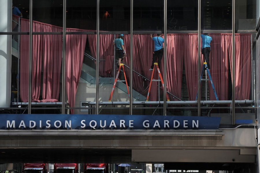 Preparativi all'interno del Madison Square Garden, in vista del matrimonio tra Taylor Swift e Travis Kelce, a New York City, Stati Uniti, il 2 luglio 2026. (REUTERS)