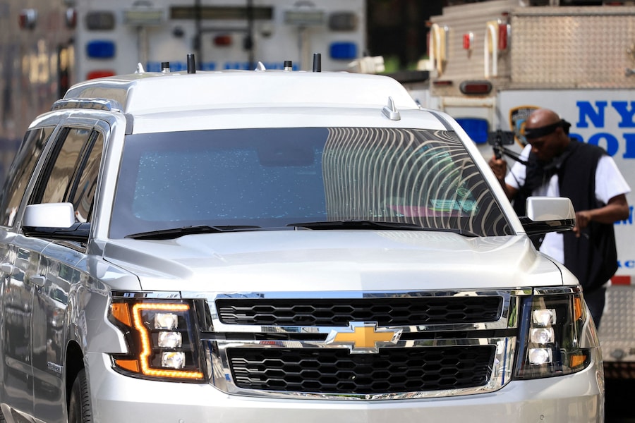 Un SUV Chevrolet, che si ritiene trasporti Taylor Swift, arriva al Madison Square Garden. (REUTERS)