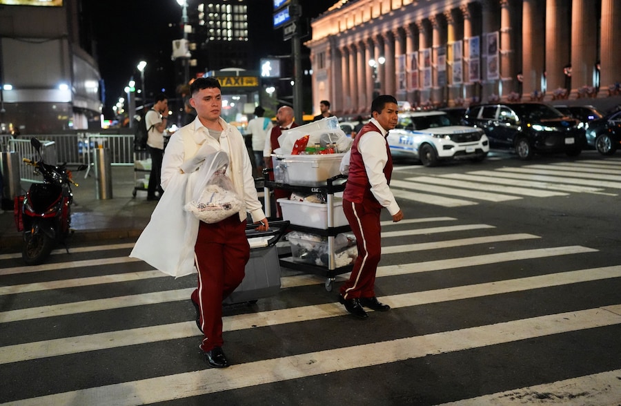 Alcuni addetti, che si ritiene facciano parte del matrimonio tra la cantante Taylor Swift e il giocatore della National Football League (NFL) Travis Kelce, attraversano una strada nei pressi del Madison Square Garden, a New York City, negli Stati Uniti, il 3 luglio 2026. (REUTERS)