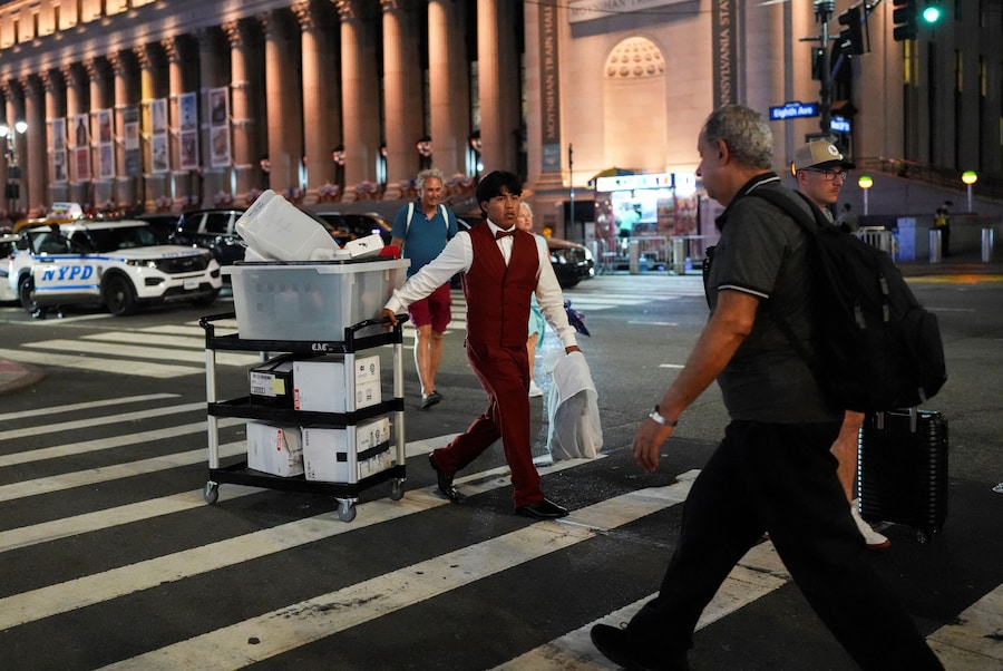 Alcuni addetti, che si ritiene facciano parte del matrimonio tra la cantante Taylor Swift e Travis Kelce, attraversano una strada nei pressi del Madison Square Garden, a New York City, negli Stati Uniti, il 3 luglio 2026. (REUTERS)