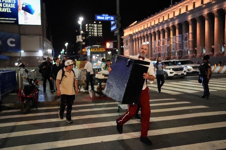 Alcuni addetti, che si ritiene facciano parte del matrimonio tra la cantante Taylor Swift e Travis Kelce, attraversano una strada nei pressi del Madison Square Garden, a New York City, negli Stati Uniti, il 3 luglio 2026. (REUTERS)
