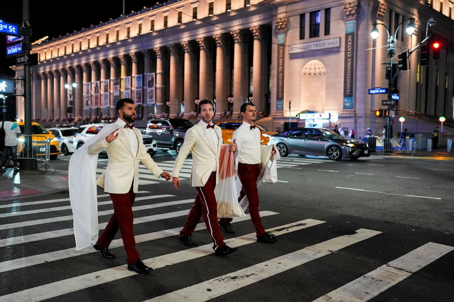 Alcuni addetti, che si ritiene facciano parte del matrimonio tra la cantante Taylor Swift e Travis Kelce, attraversano una strada nei pressi del Madison Square Garden, a New York City, negli Stati Uniti, il 3 luglio 2026. (REUTERS)