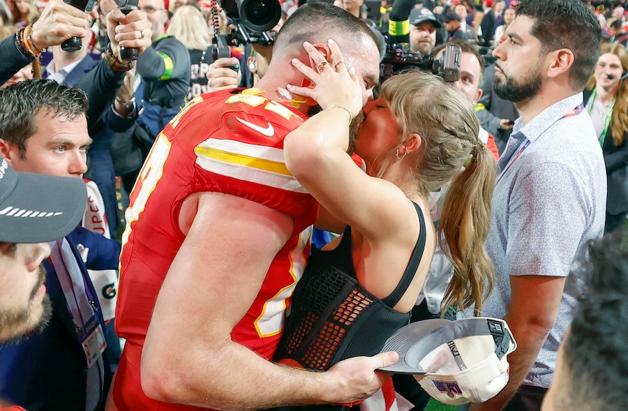 Il tight end dei Kansas City Chiefs Travis Kelce (a sinistra) bacia la cantante statunitense Taylor Swift dopo la vittoria dei Chiefs ai tempi supplementari del Super Bowl LVIII tra i Kansas City Chiefs e i San Francisco 49ers all'Allegiant Stadium di Las Vegas, Nevada, USA, in uno scatto dell'11 febbraio 2024 (ripubblicato il 3 luglio 2026). (EPA)
