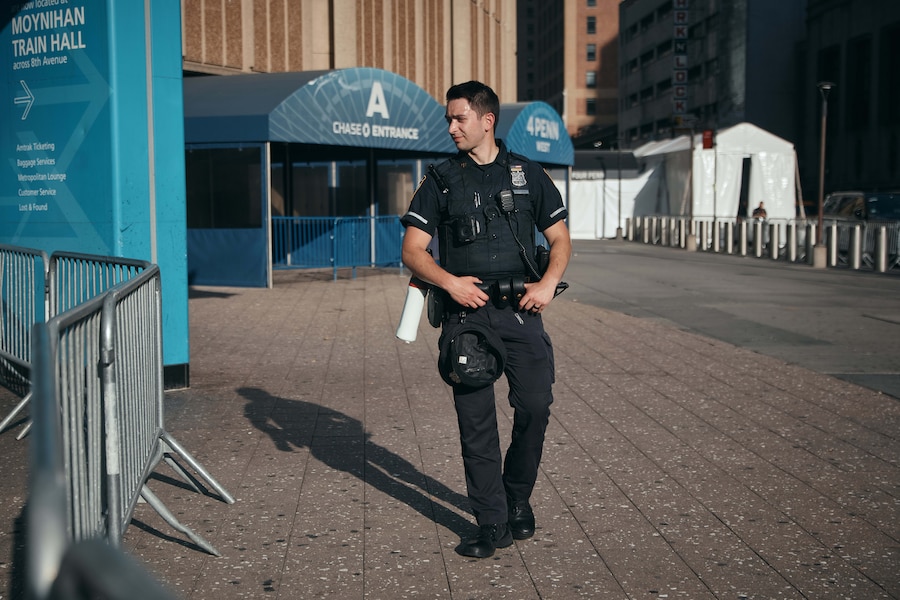 Un agente di polizia monta la guardia davanti a una tenda che funge da ingresso provvisorio all’esterno del Madison Square Garden, in vista del matrimonio di Taylor Swift a New York. (APN)