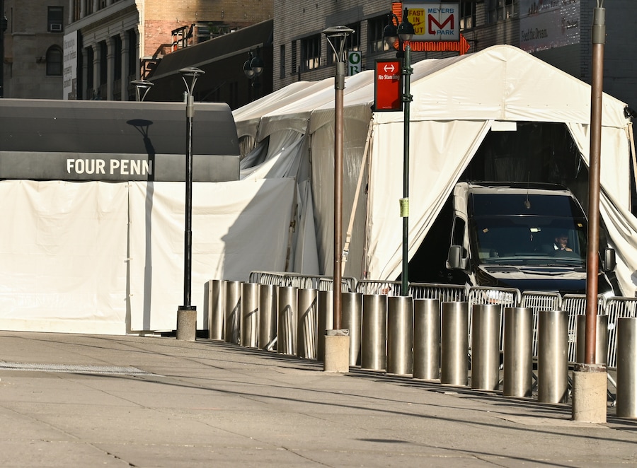 Una limousine dopo aver accompagnato alcuni ospiti al Madison Square Garden in vista del presunto matrimonio tra la cantante Taylor Swift e il giocatore della National Football League Travis Kelce, giovedì 2 luglio 2026, a New York. (APN)
