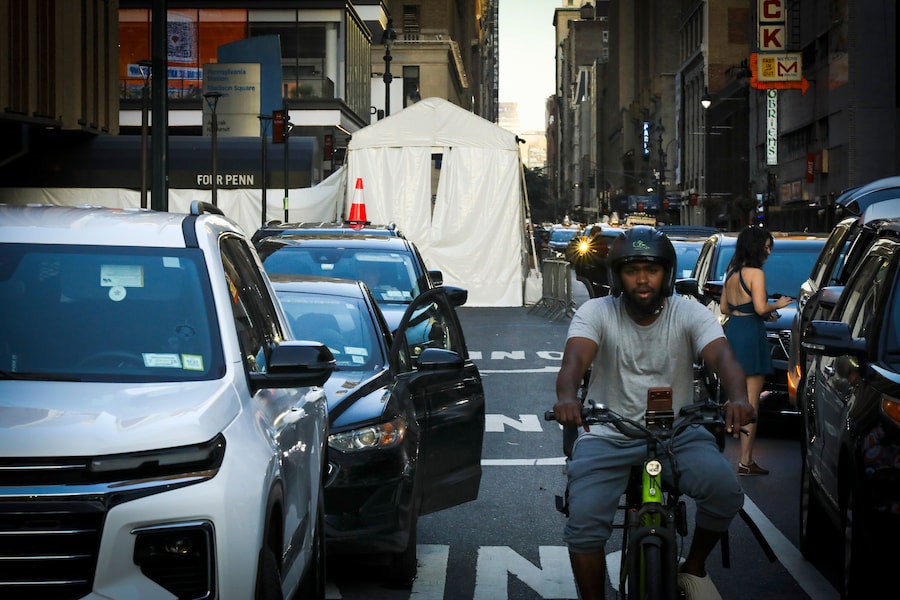Il traffico scorre davanti a una tenda allestita all'esterno del Madison Square Garden. (APN)