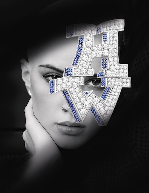 Spilla di alta gioielleria in platino con pavé di diamanti e profili in zaffiri blu della collezione Graffiti di HARRY WINSTON, realizzata in omaggio alla creatività artistica newyorkese con la reinterpretazione street delle iniziali “HW” della maison attraverso un segno grafico deciso e contemporaneo. BEAUTY TIP Il trattamento Prodigieuse® [Hyalu] Boost di NUXE (30 ml, 48 €) combina la concentrazione di un siero con due principi attivi idratanti multimolecolari (acido ialuronico e poliglutammico) e madreperle naturali rosa, che riflettono la luce. Con un finish leggero e naturale, esalta istantaneamente la luminosità, rimpolpa la pelle e rinforza la barriera cutanea. Frizzante e fresco anche il suo profumo, con note di gelsomino e muschio bianco.