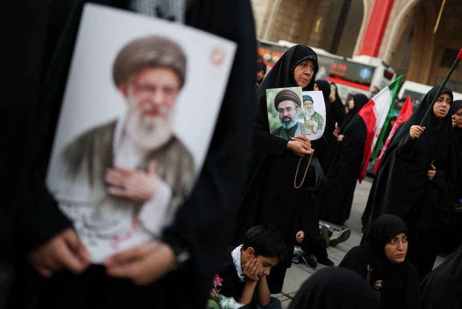 Il 4 luglio 2026, presso la Grande Mosalla dell’Imam Khomeini a Teheran, in Iran, alcune donne si sono radunate in occasione della cerimonia pubblica di addio per rendere omaggio al defunto Leader Supremo, l’Ayatollah Ali Khamenei, ucciso il 28 febbraio in seguito a attacchi aerei israeliani e statunitensi. REUTERS/Mohammed Salem (REUTERS)