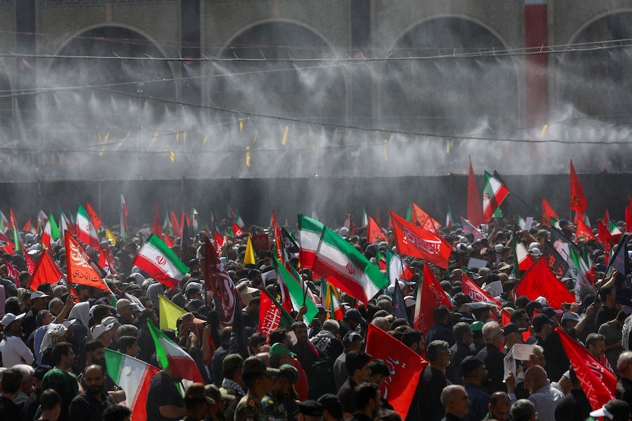 Viene spruzzata dell’acqua sulle persone che partecipano a una cerimonia pubblica di addio per rendere omaggio al defunto Leader Supremo, l’Ayatollah Ali Khamenei, ucciso il 28 febbraio in seguito a attacchi aerei israeliani e statunitensi, presso la Grande Mosalla dell’Imam Khomeini, a Teheran, in Iran, il 4 luglio 2026. REUTERS/Murad Sezer (REUTERS)