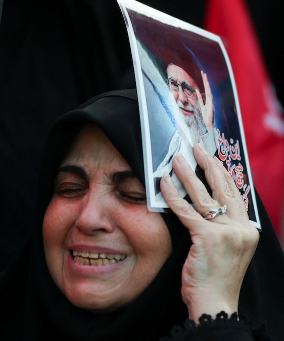 Una donna reagisce mentre tiene in mano un’immagine del defunto Leader Supremo, l’Ayatollah Ali Khamenei, nel giorno della cerimonia pubblica di addio per rendere omaggio a Khamenei, ucciso il 28 febbraio in seguito a attacchi aerei israeliani e statunitensi, presso la Grande Mosalla dell’Imam Khomeini, a Teheran, in Iran, il 4 luglio 2026. REUTERS/Mohammed Salem (REUTERS)