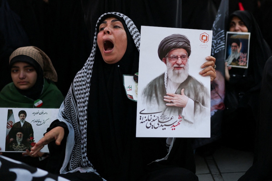 Una donna reagisce mentre tiene in mano un’immagine del defunto Leader Supremo, l’Ayatollah Ali Khamenei, nel giorno della cerimonia pubblica di addio per rendere omaggio a Khamenei, ucciso il 28 febbraio in seguito a attacchi aerei israeliani e statunitensi, presso la Grande Mosalla dell’Imam Khomeini, a Teheran, Iran, 4 luglio 2026. REUTERS/Mohammed Salem (REUTERS)