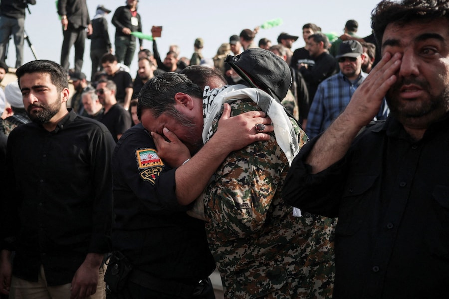 I partecipanti al funerale reagiscono durante una cerimonia pubblica di addio per rendere omaggio al defunto Leader Supremo, l’Ayatollah Ali Khamenei, ucciso il 28 febbraio in seguito a attacchi aerei israeliani e statunitensi, presso la Grande Mosalla dell’Imam Khomeini, a Teheran, in Iran, il 4 luglio 2026. REUTERS/Alkis Konstantinidis (REUTERS)