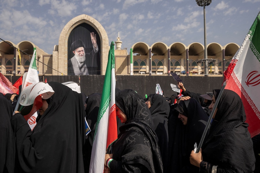 I partecipanti al funerale reagiscono durante una cerimonia pubblica di addio per rendere omaggio al defunto Leader Supremo, l’Ayatollah Ali Khamenei, ucciso il 28 febbraio in seguito a attacchi aerei israeliani e statunitensi, presso la Grande Mosalla dell’Imam Khomeini, a Teheran, in Iran, il 4 luglio 2026. REUTERS/Alkis Konstantinidis (REUTERS)