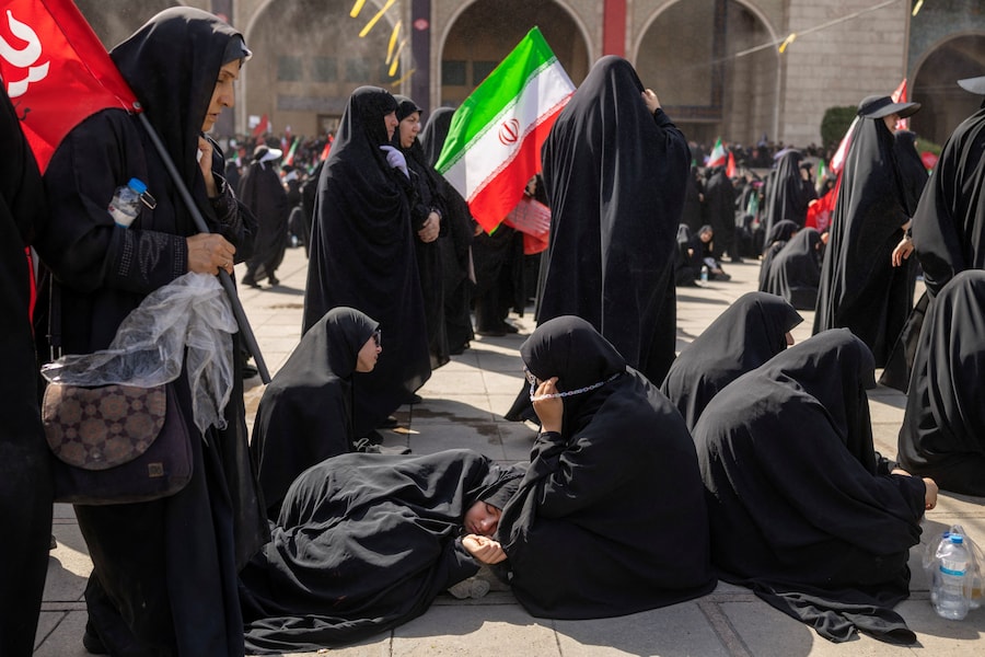 Un partecipante al funerale dorme durante una cerimonia pubblica di addio al defunto Leader Supremo Ayatollah Ali Khamenei, ucciso il 28 febbraio in seguito a attacchi aerei israeliani e statunitensi, presso la Grande Mosalla dell’Imam Khomeini, a Teheran, in Iran, il 4 luglio 2026. REUTERS/Alkis Konstantinidis (REUTERS)