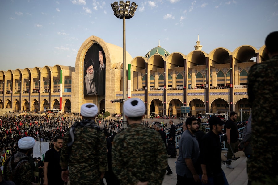 I partecipanti al funerale arrivano alla Grande Mosalla dell’Imam Khomeini, a Teheran, in Iran, il 4 luglio 2026, per partecipare a una cerimonia pubblica di addio e rendere omaggio al defunto Leader Supremo, l’Ayatollah Ali Khamenei, ucciso il 28 febbraio in seguito a attacchi aerei israeliani e statunitensi. REUTERS/Alkis Konstantinidis (REUTERS)