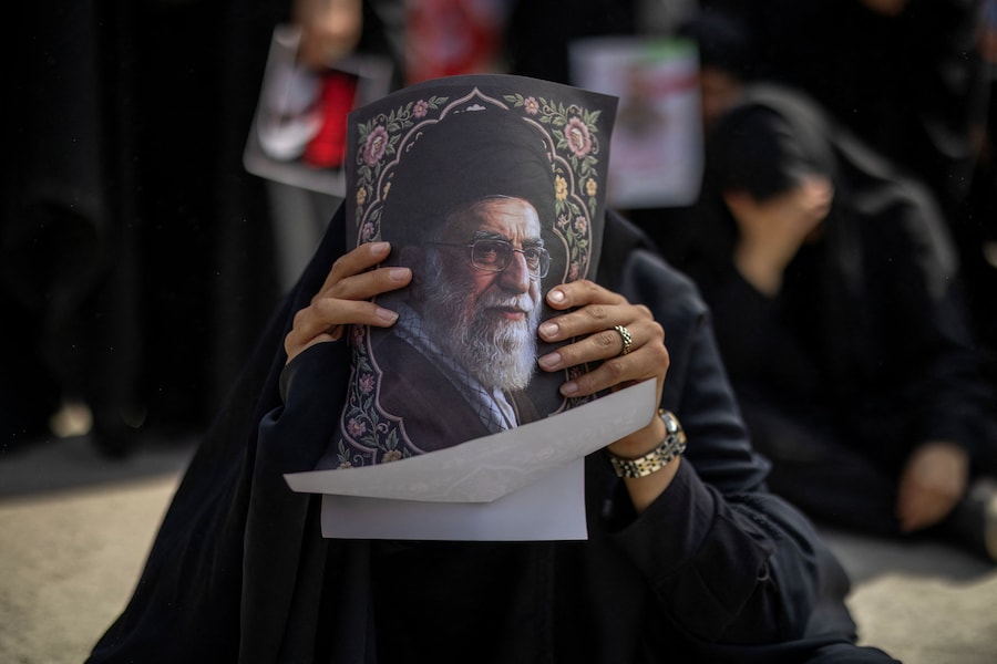 Un partecipante al funerale reagisce durante una cerimonia pubblica di addio, mentre tiene in mano un ritratto del defunto Leader Supremo Ayatollah Ali Khamenei, ucciso il 28 febbraio in seguito a attacchi aerei israeliani e statunitensi, presso la Grande Mosalla dell’Imam Khomeini, a Teheran, in Iran, il 4 luglio 2026. REUTERS/Alkis Konstantinidis (REUTERS)