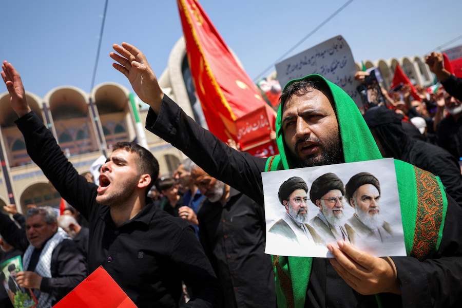 Il 4 luglio 2026, presso la Grande Mosalla dell’Imam Khomeini a Teheran, in Iran, la gente partecipa a una cerimonia pubblica di addio per rendere omaggio al defunto Leader Supremo, l’Ayatollah Ali Khamenei, ucciso il 28 febbraio in seguito a attacchi aerei israeliani e statunitensi. REUTERS/Murad Sezer (REUTERS)