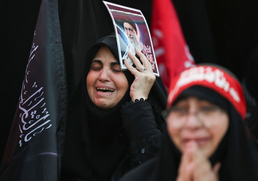 Una donna reagisce mentre tiene in mano un’immagine del defunto Leader Supremo, l’Ayatollah Ali Khamenei, nel giorno della cerimonia pubblica di addio per rendere omaggio a Khamenei, ucciso il 28 febbraio in seguito a attacchi aerei israeliani e statunitensi, presso la Grande Mosalla dell’Imam Khomeini, a Teheran, in Iran, il 4 luglio 2026. REUTERS/Mohammed Salem (REUTERS)