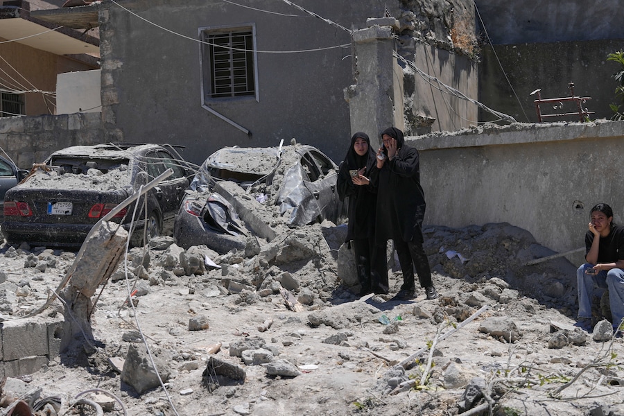 I parenti delle vittime disperse piangono mentre si radunano sul luogo degli edifici distrutti, colpiti da un attacco aereo israeliano nel villaggio di Qannarit, nel sud del Libano, sabato 20 giugno 2026. (Foto AP/Mohammed Zaatari) (APN)