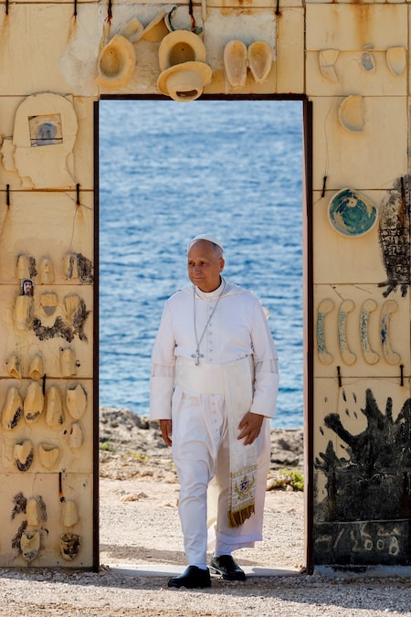 Papa Leone si ferma davanti al memoriale “Porta d’Europa” durante la sua visita all’isola di Lampedusa, punto di ingresso fondamentale per i migranti che attraversano il Mar Mediterraneo, nel corso di un viaggio pastorale, Italia, 4 luglio 2026. REUTERS/Remo Casilli (REUTERS)