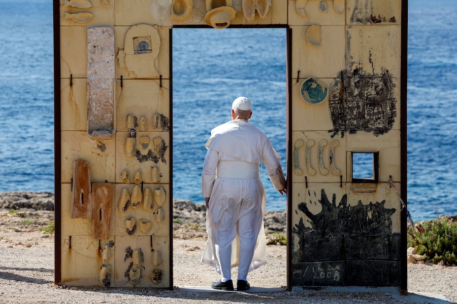 Papa Leone si ferma davanti al memoriale “Porta d’Europa” durante la sua visita all’isola di Lampedusa, punto di ingresso fondamentale per i migranti che attraversano il Mar Mediterraneo, nel corso di un viaggio pastorale, Italia, 4 luglio 2026. REUTERS/Remo Casilli (REUTERS)