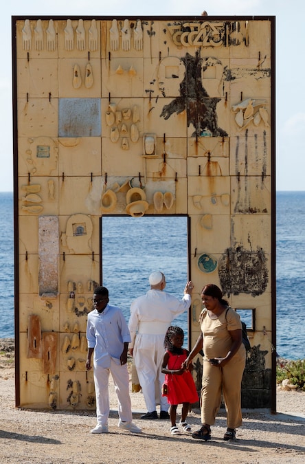 Papa Leone si ferma davanti al memoriale “Porta d’Europa” durante la sua visita all’isola di Lampedusa, punto di ingresso fondamentale per i migranti che attraversano il Mar Mediterraneo, nel corso di un viaggio pastorale, Italia, 4 luglio 2026. REUTERS/Remo Casilli (REUTERS)